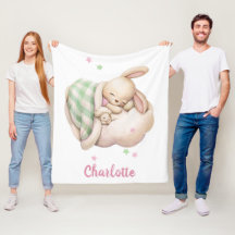 Hermoso conejo de niñita lindo durmiendo en una nu