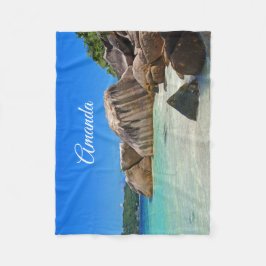 Manta Polar Hermoso mar tropical con costa cubierta de roca