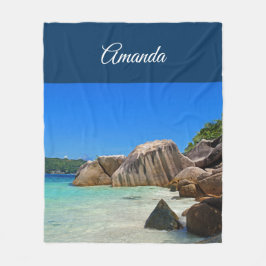 Manta Polar Hermoso mar tropical con una playa rocosa