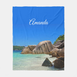 Manta Polar Hermoso mar tropical con una playa rocosa