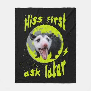 Manta Polar Hiss First Ask Later Divertido Humor Zarigüeya