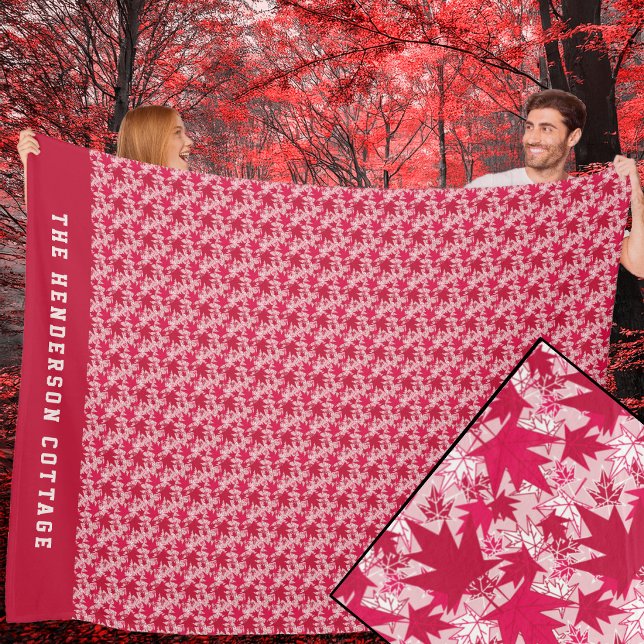 Manta Polar Hojas de Arce sobre un Fondo Rosa (Red and White Maple Leaves on a Pink Background Fleece Blanket)