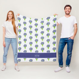 Manta Polar Hortensia Azul Jarrón Verde Monograma Costero