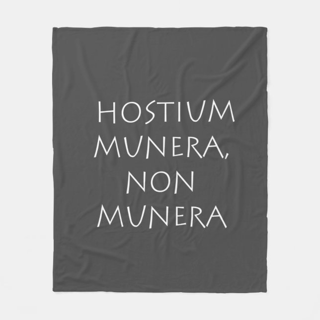 Manta Polar Hostium munera non munera (Anverso)
