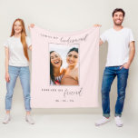Manta Polar Hoy, mi dama de honor por siempre mi amigo foto en<br><div class="desc">Una hermosa manta de fotos de damas de honor con la frase "hoy mi dama de honor para siempre mi amiga" con una letra negra en un fondo sonoro. Personaliza tu foto favorita con tu pareja,  tu dama de honor y tu boda.</div>