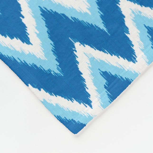 Manta Polar Ikat Chevron Stripes - Cobalto, azul cielo y blanc (Esquina)