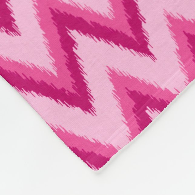 Manta Polar Ikat Chevron Stripes - Fuchsia y rosa pálido (Esquina)
