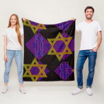 Manta Polar Imagen temática de Hanukkah de SlipperyJoe's amari<br><div class="desc">Imagen temática de Hanukkah de SlipperyJoe's Estrella de David amarilla dorada velas azules con llamas naranjas idea de regalo de arte inspirado en la Menorah identidad judía espiritualidad festividad retro patrón simétrico audaz fondo de cuadrícula en forma de diamante combina la tradición y el diseño vibrante efecto de tablero de...</div>