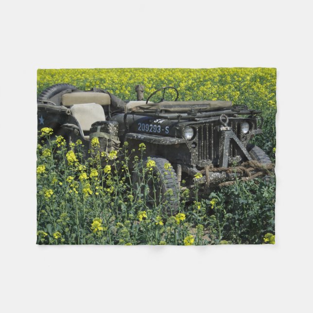 Manta Polar Jeep de Willys MB en campo de rapeseeed (Frente (Horizontal))