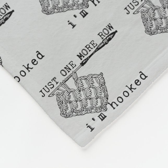 Manta Polar Just One More Row I'm Hooked Crochet Hook and Yarn (Esquina)