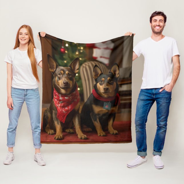 Manta Polar Kelpie australiano junto a la chimenea de Navidad (In situ)
