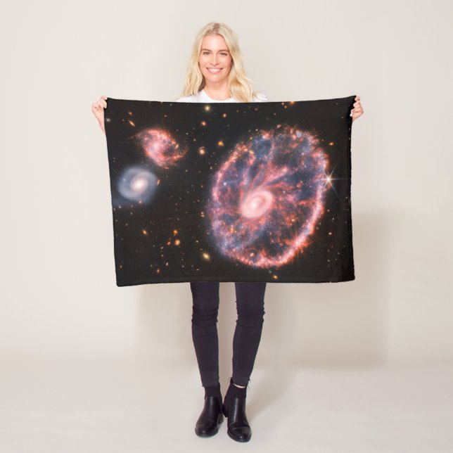 Manta Polar La Galaxia Del Cartón Y Sus Galaxias Compañeras. (In situ)