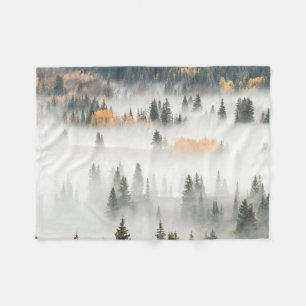 Manta Polar La niebla subterránea del amanecer cubre el bosque