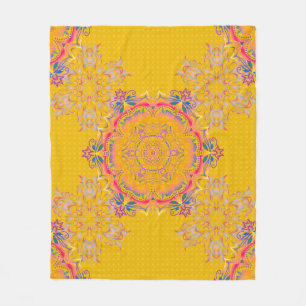 Manta Polar La simetría decorativa es arabesca. beige, rosa y