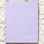 Manta Polar Lavender Purple Modern Script Girly Monograma Nomb<br><div class="desc">Lavender Purple Simple Script Monograma Nombre y la Funda Inicial. Esto hace que el dulce perfecto cumpleaños 16,  boda,  ducha de novia,  aniversario,  ducha de bebé o fiesta de soltera sea regalo para alguien que ama el lujo glam y los estilos de moda.</div>