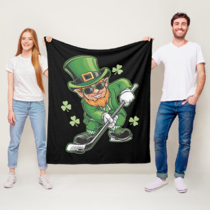 Manta Polar Leprechaun jugando hockey en el Día de San Patrici