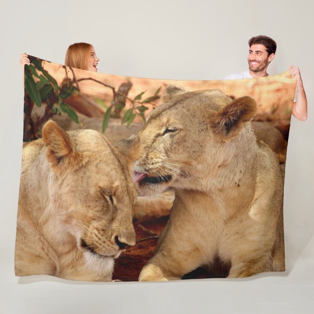 Manta Polar Lion Fleece Blanket (In situ)