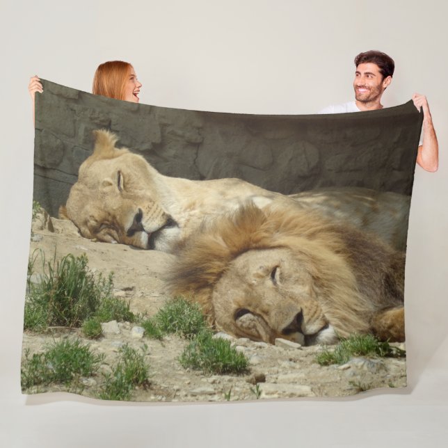Manta Polar Lion Fleece Blanket (In situ)