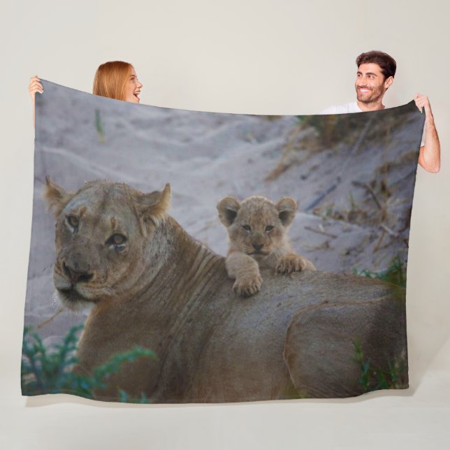 Manta Polar Lion Fleece Blanket (In situ)