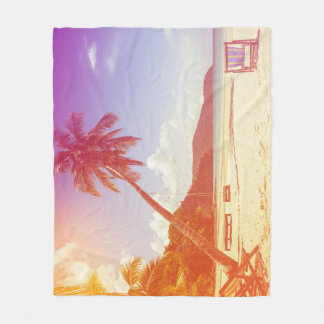 Manta Polar Lugar de playa, cocoteros y cama de madera.