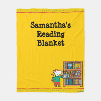 Manta Polar Maisy y un estante de libros