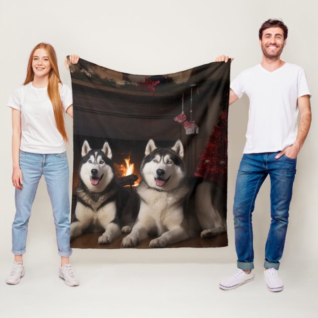 Manta Polar Malamute de Alaska junto a la chimenea Navidad (In situ)