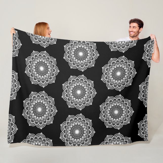 Manta Polar Mandala Blanco sobre Fondo Negro (In situ)