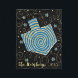 Manta Polar Mapa de la flor de la espina de Chanukah/pequeña<br><div class="desc">Personalice "Hanukkah Spin" Fleece Blanket/Small Personalize cambiando el texto. Usa tu estilo de fuente, color y tamaño favoritos. Se puede cambiar el color de fondo. El diseño también se puede agregar a tamaños de manta, medianos y grandes. Tamaño: Fleece Blanket, 30 "x40" Es difícil de arreglárselas tú mismo. pero con...</div>