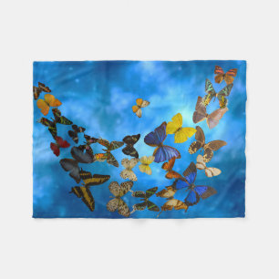 Manta Polar Mariposas de colores volando sobre nubes azules