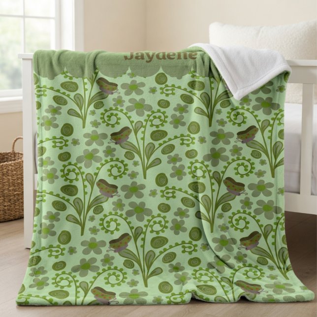 Manta Polar Mariposas Lindas y Plantas Tonos de Verde (Butterflies, leafy swirls, and your name on top. This blanket is all about cozy fun.)
