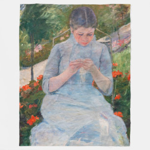 Manta Polar Mary Cassatt - Chica cosiendo en un jardín