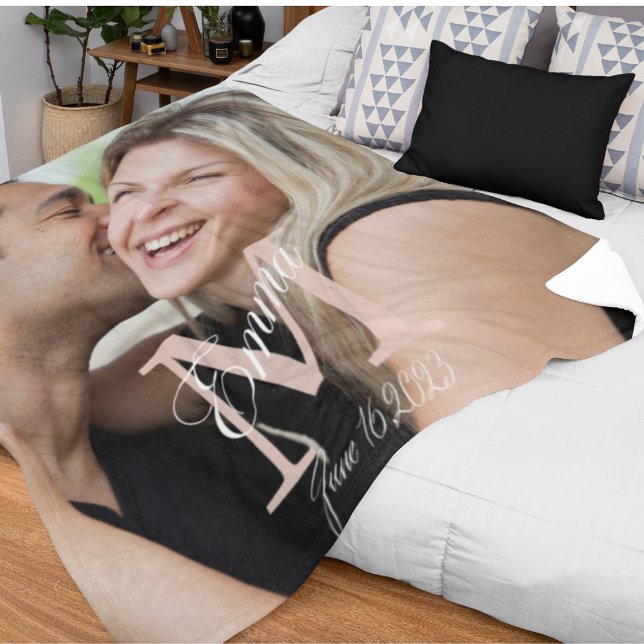 Manta Polar Masa de la flota de la hoja de relatos con guiones (Romantic fleece blanket with full photo, bold initial, script name, and date keepsake.)