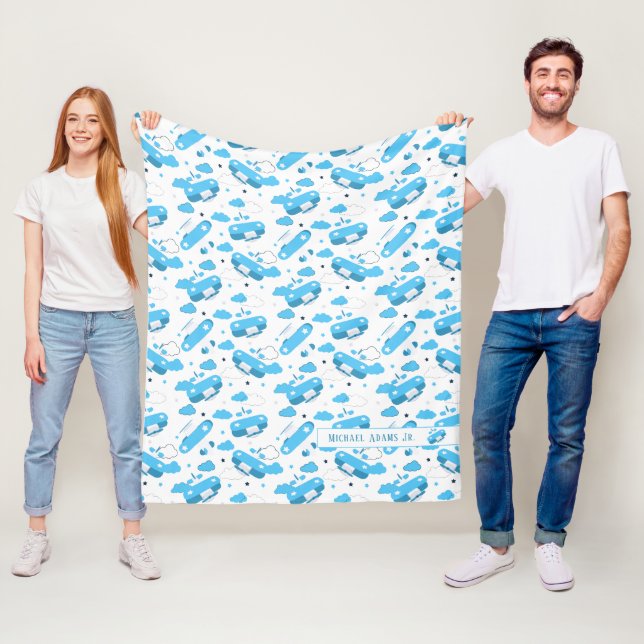 Manta Polar Monograma blanco y azul y niños nubes (In situ)