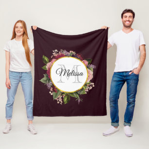 Manta Polar Monograma de flores rosadas y borgoñosas