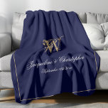 Manta Polar Monograma de Keepsake personalizado moderno recién<br><div class="desc">Los recién casados de la Marina Azul de la Moda Moderna Mantienen La Mapa De Fleece Monograma. Funda monogramada de pulpa de color azul marino y oro. Elegante guión clásico para el inicial, los nombres de la novia y el novio, y la fecha boda en un elegante y elegante fondo...</div>