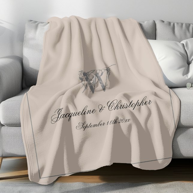 Manta Polar Monograma de Keepsake personalizado ruso recién ca (Elegant gray monogram with black font names and gray border against beige background fleece blanket.)