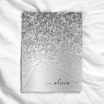 Manta Polar Monograma de metal con brillo plateado Nombre Glam<br><div class="desc">Manta de felpa con monograma y letra inicial de metal con brillo plateado Falso papel de aluminio metálico Brillo cepillado Metal. Esto hace el regalo perfecto para cumpleaños dulces 16, boda, fiesta de soltera, aniversario, baby shower o fiesta de despedida de soltera para alguien que ama el lujo glamoroso y...</div>