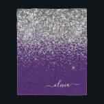Manta Polar Monograma de Purpurina de color morado plateado Gi<br><div class="desc">Nombre del Monograma del Purpurina de espuma Plata y Purple Faux y funda de la pieza inicial. Esto hace que el dulce perfecto cumpleaños 16, boda, ducha de novia, aniversario, ducha de bebé o fiesta de soltera sea regalo para alguien que ama el lujo glam y los estilos de moda....</div>