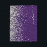 Manta Polar Monograma de Purpurina de color morado plateado Gi<br><div class="desc">Nombre del Monograma del Purpurina de espuma Plata y Purple Faux y funda de la pieza inicial. Esto hace que el dulce perfecto cumpleaños 16, boda, ducha de novia, aniversario, ducha de bebé o fiesta de soltera sea regalo para alguien que ama el lujo glam y los estilos de moda....</div>