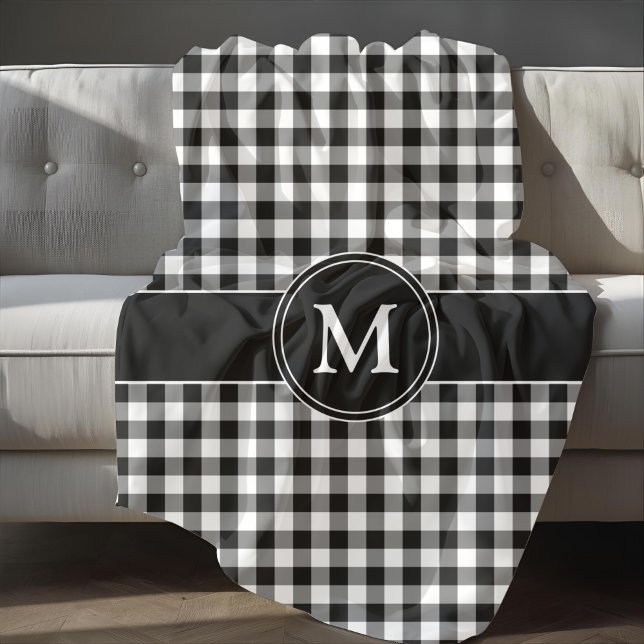 Manta Polar Monograma del patrón de guarnición de búfalo negro (Black White Checked Buffalo Plaid Pattern Monogram Fleece Blanket)