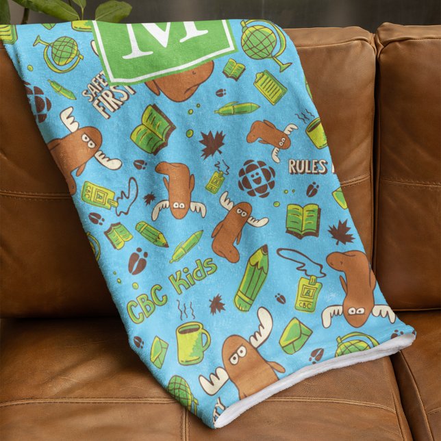 Manta Polar Monograma del patrón Orlando (Blanket folded over couch)
