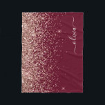 Manta Polar Monograma del Purpurina de oro rosa de Rubor en Bo<br><div class="desc">Oro Rosa - Nombre del Monograma del Purpurina de chispa Rosada y Borgoña Rubor y Cama de la Flota Inicial. Esto hace que el dulce perfecto cumpleaños 16, boda, ducha de novia, aniversario, ducha de bebé o fiesta de soltera sea regalo para alguien que ama el lujo glam y los...</div>