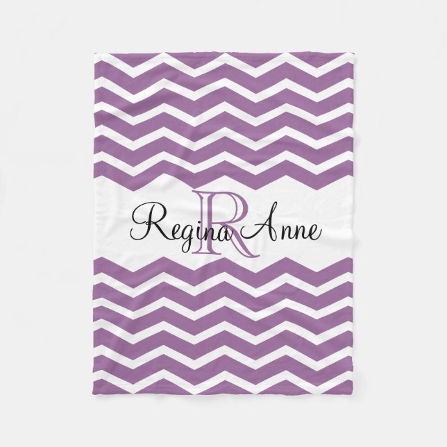 Manta Polar Monograma Lilac Púrpura/Blanco Keepsake Chevron (Anverso)