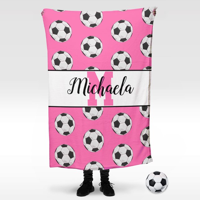 Manta Polar Monograma Patrón inicial de bola de fútbol rosado (Customize with the name and monogram of your favorite soccer player! Or add their jersey number!)