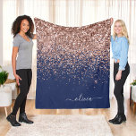Manta Polar Monograma Purpurina azul de la marina de oro rosa<br><div class="desc">Oro Rosa - Rubor Pink and Navy Blue Faux Sparkle Purpurina Monograma Nombre y Mapa inicial de la flota. Esto hace que el dulce perfecto cumpleaños 16, boda, ducha de novia, aniversario, ducha de bebé o fiesta de soltera sea regalo para alguien que ama el lujo glam y los estilos...</div>