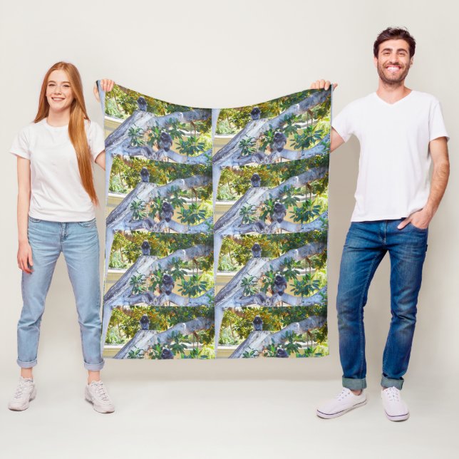 Manta Polar Monos de Langur Negro comiendo, Med Fleece Blanket (In situ)