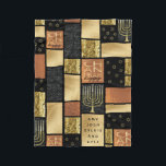 Manta Polar Montaje dorado de Chanukah<br><div class="desc">Chanukah Golden Montage Fleece Blanket/Small Personalize borrando texto y añadiendo su propio mensaje. Elija su estilo de fuente, tamaño y color favoritos. El diseño también se puede agregar a tamaños de manta, medianos y grandes. Tamaño: Fleece Blanket, 30 "x40" Es difícil de arreglárselas tú mismo. pero con esta comodísima manta...</div>