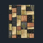 Manta Polar Montaje dorado de Chanukah<br><div class="desc">Chanukah Golden Montage Fleece Blanket/Small Personalize borrando texto y añadiendo su propio mensaje. Elija su estilo de fuente, tamaño y color favoritos. El diseño también se puede agregar a tamaños de manta, medianos y grandes. Tamaño: Fleece Blanket, 30 "x40" Es difícil de arreglárselas tú mismo. pero con esta comodísima manta...</div>