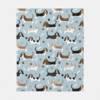 Montañas de perro y patas de perro óseo