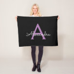 Manta Polar Morado Black Script Girly Monograma Nombre<br><div class="desc">Monograma negro y púrpura Monograma Fleece Blanket. Esto hace que el dulce perfecto cumpleaños 16,  boda,  ducha de novia,  aniversario,  ducha de bebé o fiesta de soltera sea regalo para alguien que ama el lujo glam y los estilos de moda.</div>